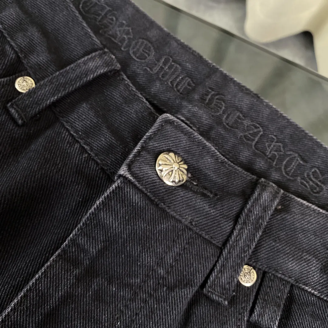 🅿️330 Chrome hearts new city-limited style flame plaid black and pink jeans Chrome hearts city-limited jeans Hardware customization Original development vintage levis American-made 501 black and gray base version Levi's American-made 501 base version Imported sheepskin 925 silver jewelry remake [Top heavy industry fashionable design] Consistently made in high street luxury style. Speaking of this style, the Zangyin family and GU family are definitely the leading representative brands. Especially the Zangyin family has really achieved a state-of-the-art effect in creating high street style. The unique washed material is used to create this style. The color system is quite eye-catching. It is decorated with patchwork cross flowers, which cleverly highlights the charm of the brand. Secondly, this style uses classic The high-waist cutting design highlights the long legs and fashionable temperament of the upper body. The brand is highly recognizable and the slim fit configuration is more suitable for daily wear. It is a product that interprets personality, fashion, and specifications at a glance. This single product is enough to make any fan excited. It can be a white T-shirt for youthful preppy style, or a tight suspender for lady style. It has strong matching ability and can be easily controlled by men.  [Material and craftsmanship] Needless to say, this point goes without saying. As an excellent craftsman brand, Zangyin has really perfect requirements for details and craftsmanship. The washed color of this model has gone through so many processes, not to mention the embellishment of the denim appliqués. It is also purely handmade and sewn. Just like what they believe in, only handmade things have soul and have the meaning of wear. A top-notch heavy-duty fashionable denim item, I look forward to your perfect interpretation! !  Color: Black Size: S M L XL
